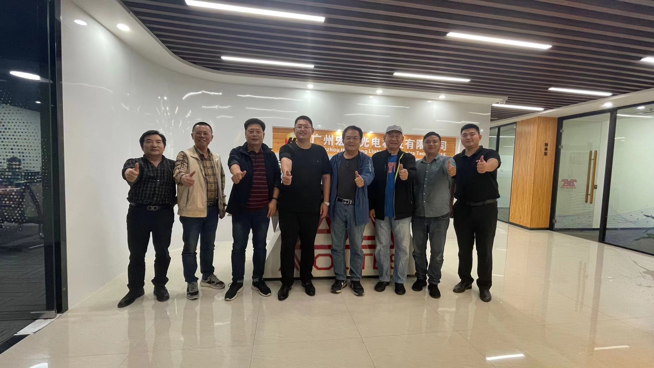 中國照明學(xué)會(huì)舞臺(tái)電影電視照明專業(yè)委員會(huì)蒞臨廣州宏豐調(diào)研交流